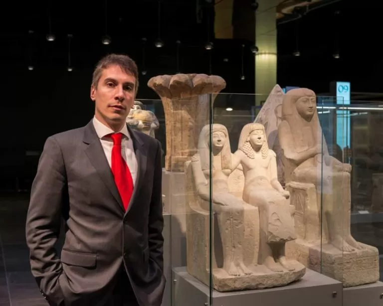 Christian Greco direttore del museo Egizio di Torino davanti ad una statua