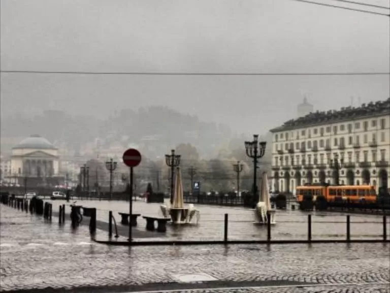 Meteo, a Torino temperature in picchiata con l'ondata di freddo: rischio di deboli nevicate a bassa quota