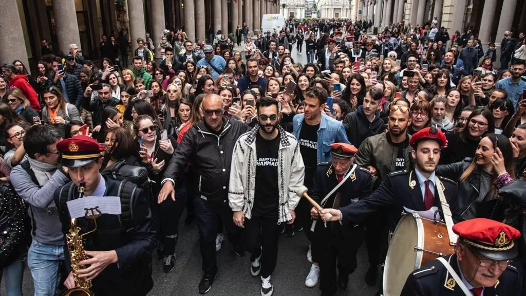 Blitz a sorpresa di Marco Mengoni a Torino: il cantante in via Roma con la banda di Mirafiori
