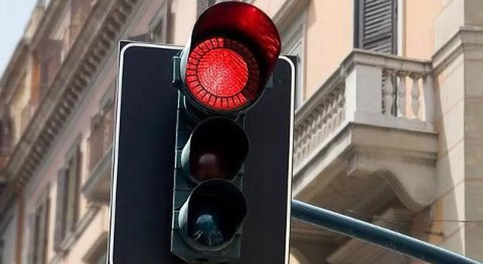 Arrivano a Torino i semafori Vista Red: costi delle multe e infrazioni punite