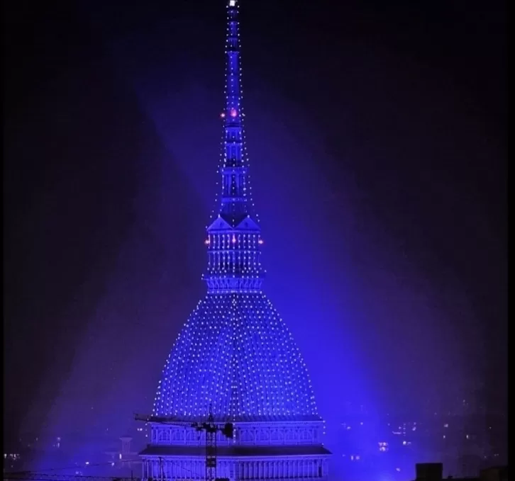 La Mole Antonelliana illuminata per le feste: il simbolo della città si veste di blu