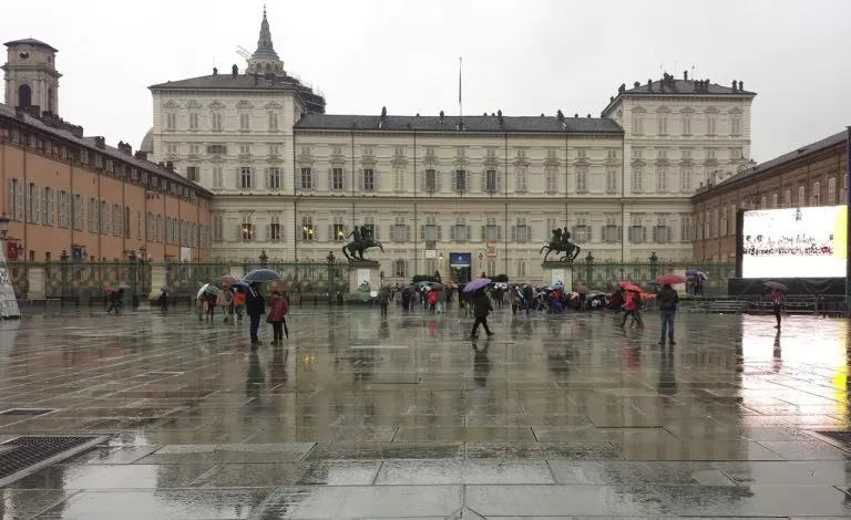 pioggia e persone con ombrello idi giorno n piazza Castello