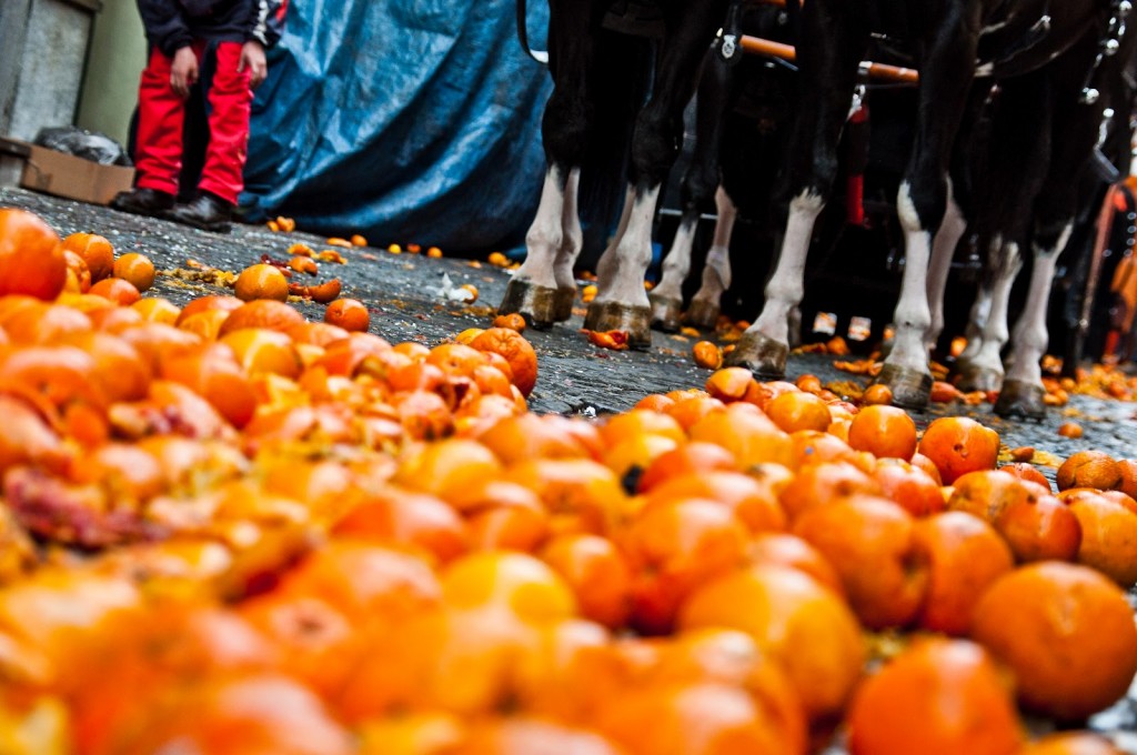 Ma perchè ad Ivrea festeggiano il Carnevale tirandosi le arance?