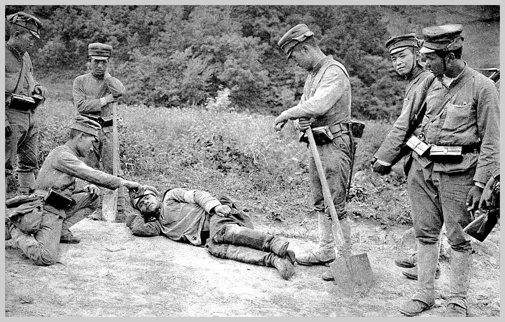 soldati giapponesi intorno ad un militare russo ferito