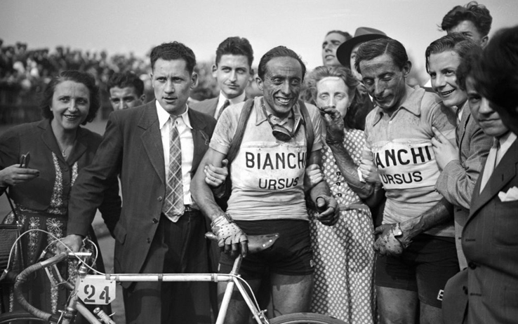 Foto di Serse Coppi con il fratello Fausto dietro una bicicletta della marca Bianchi
