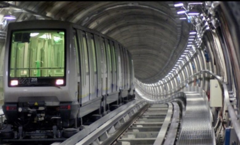 treno percorre la linea metropolitana di Torino