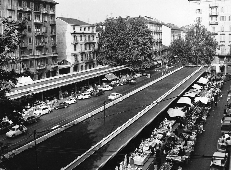 Mercato piazza Madama Cristina foto anni 1960 in bianco nero