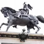 Cavalli (e cavalieri) marmorei che dominano Torino
