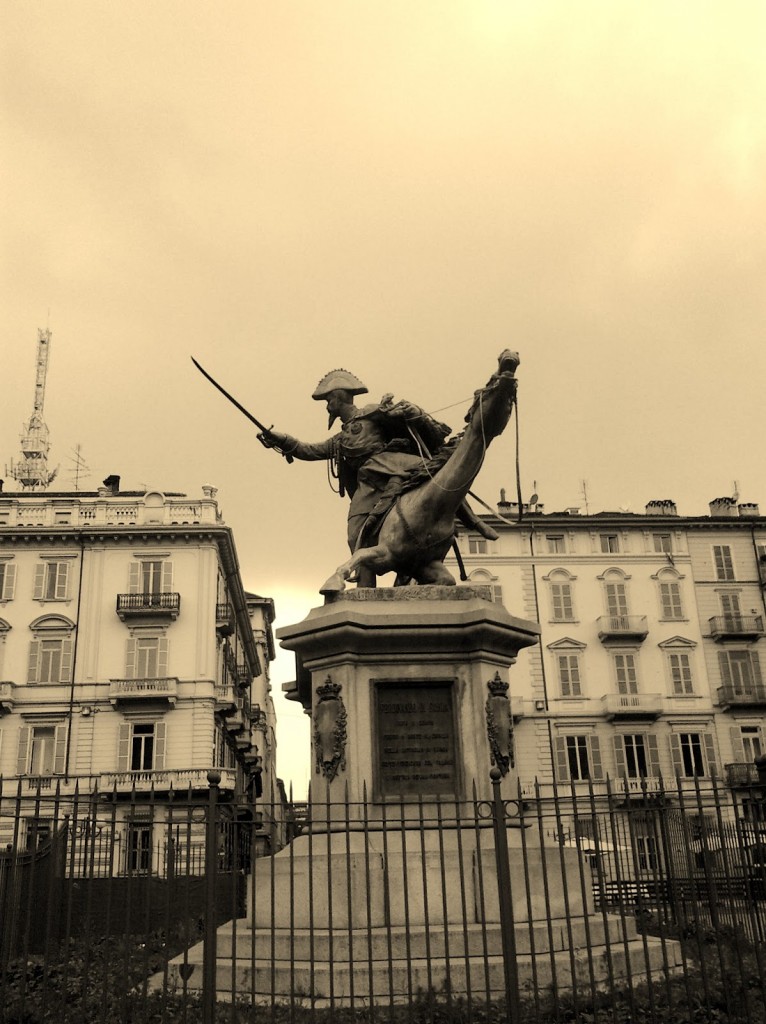 Cavalli (e cavalieri) marmorei che dominano Torino