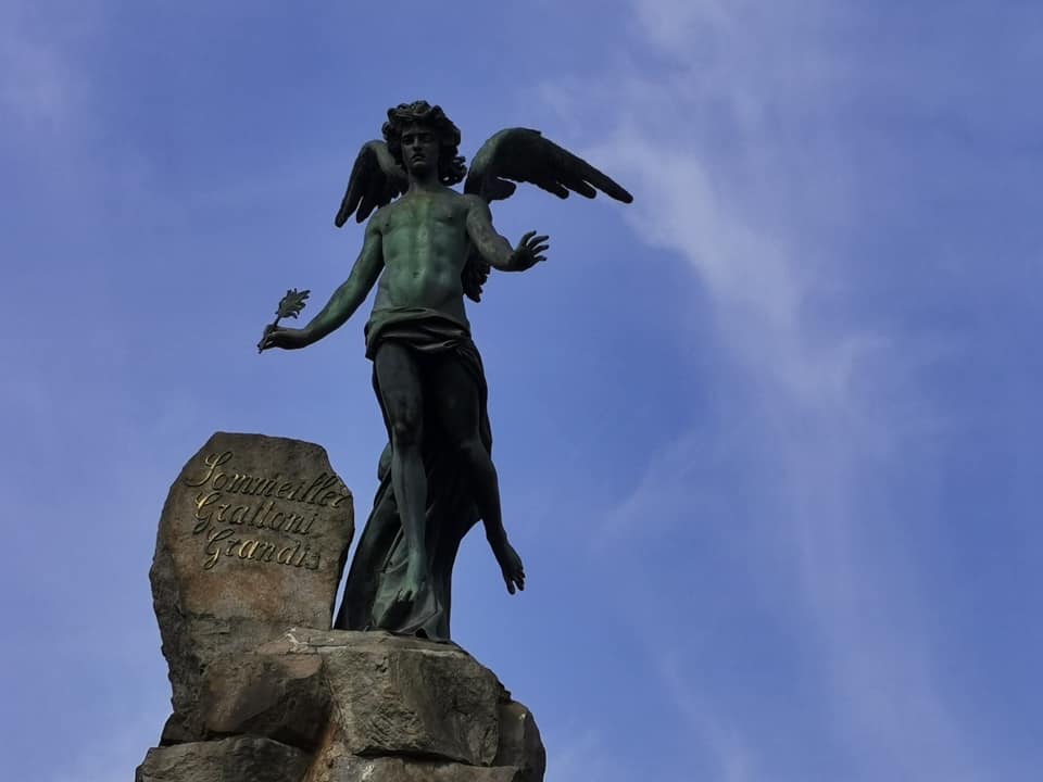 Statua Angelo fontana piazza Solferino