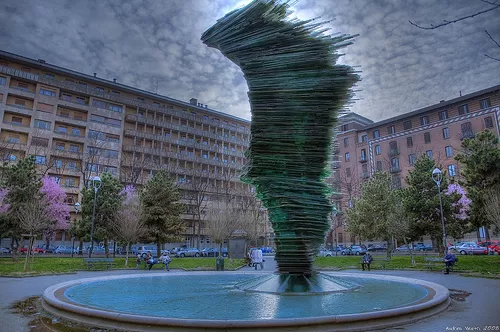 La “fontana pendente” di Piazza Benefica Torino