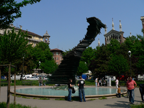 Piazza Benefica e la sua fontana "pendente".