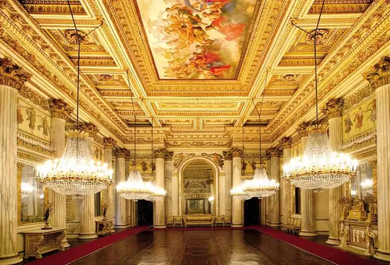 Sala dorata all'interno di Palazzo Reale