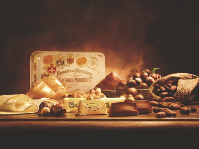 Scatola di gianduiotti, cioccolatini e cacao