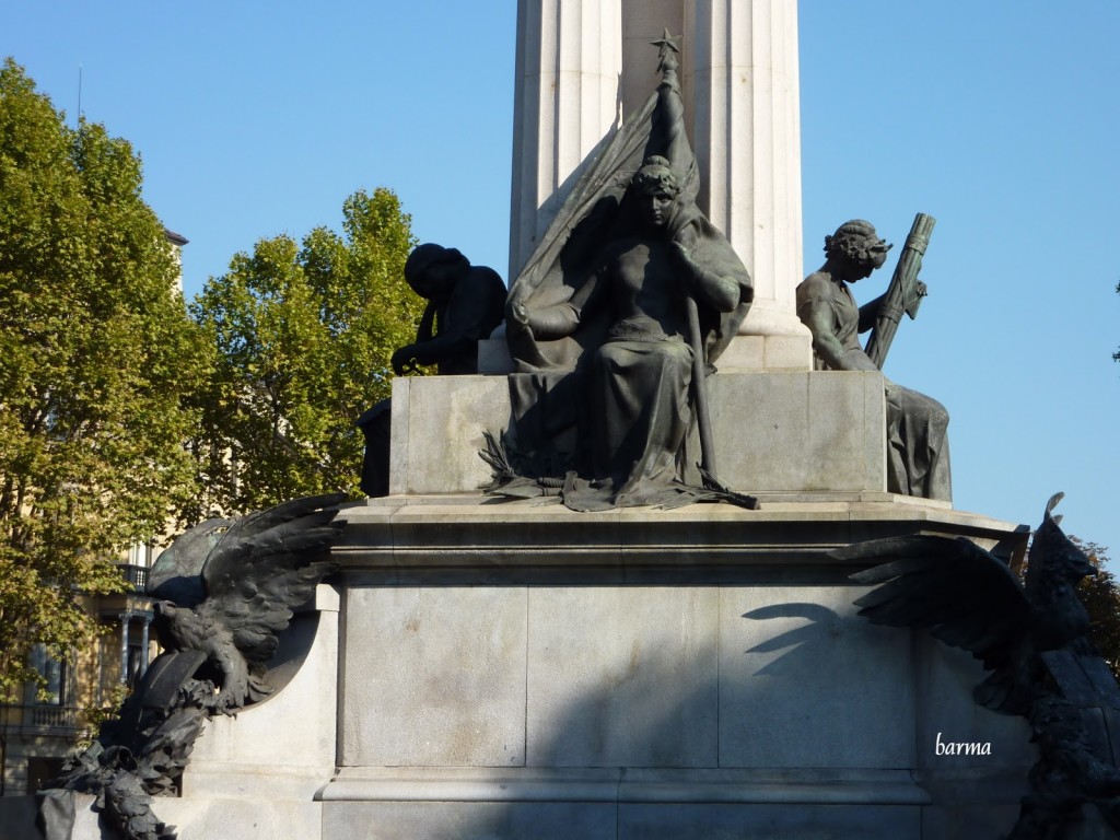Staue al basamento della statua di Corso Vittorio Emanuele II a Torino