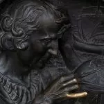 Il dito di Cristoforo Colombo: il portafortuna di piazza Castello