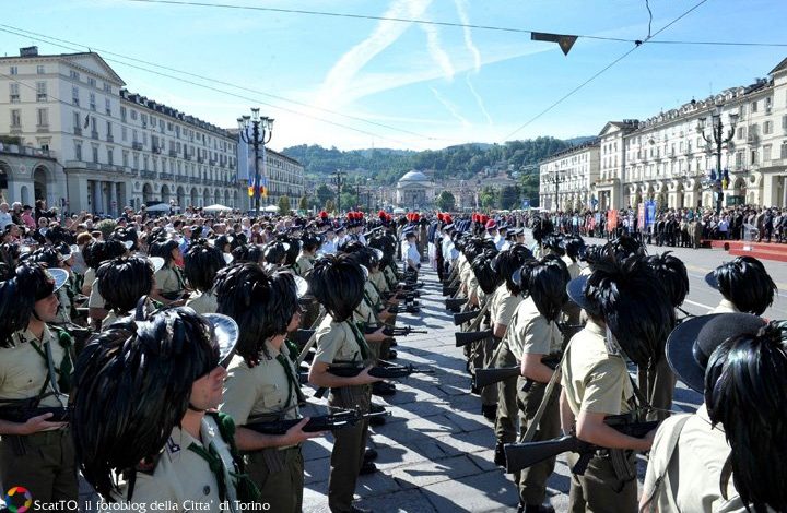 Bersaglieri sfilano in piazza Vittorio a Torino
