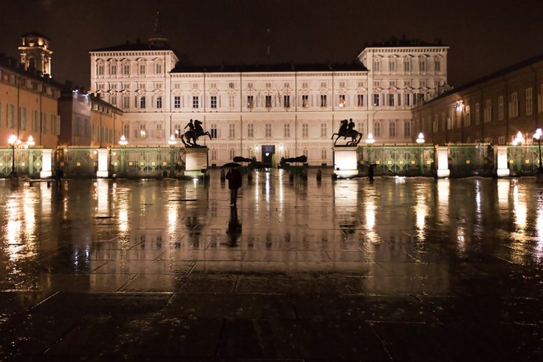 Palazzo Reale illuminato in piazza Castello di notte