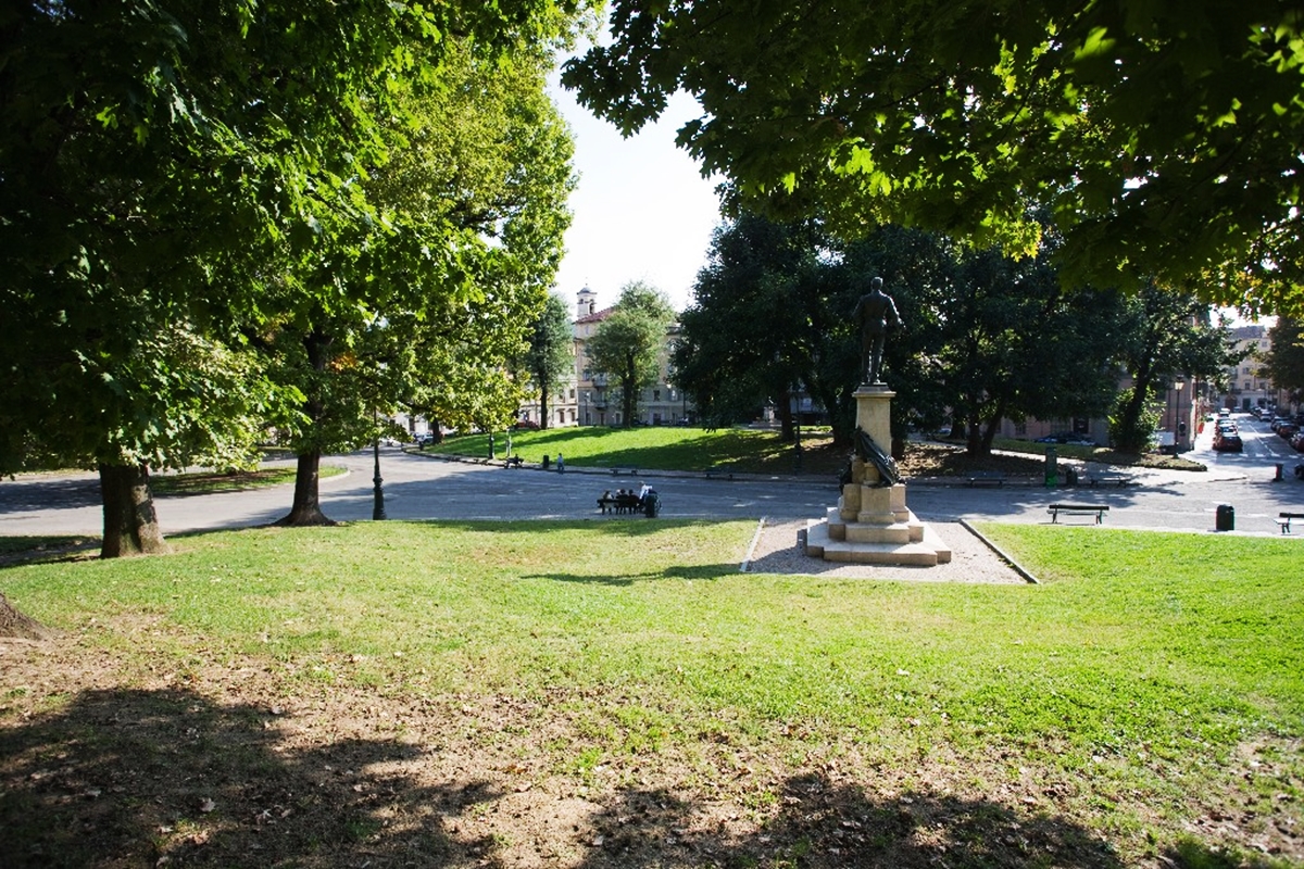 Statua e fontana aiuola Balbo Torino di giorno
