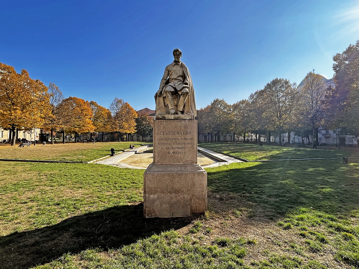 Statua LA Marmora negli omonimi giardini di Torino di giorno