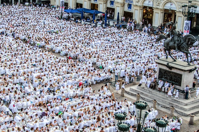 Photo of Cena in Bianco: la bianca eleganza che ha conquistato Torino dal 2012