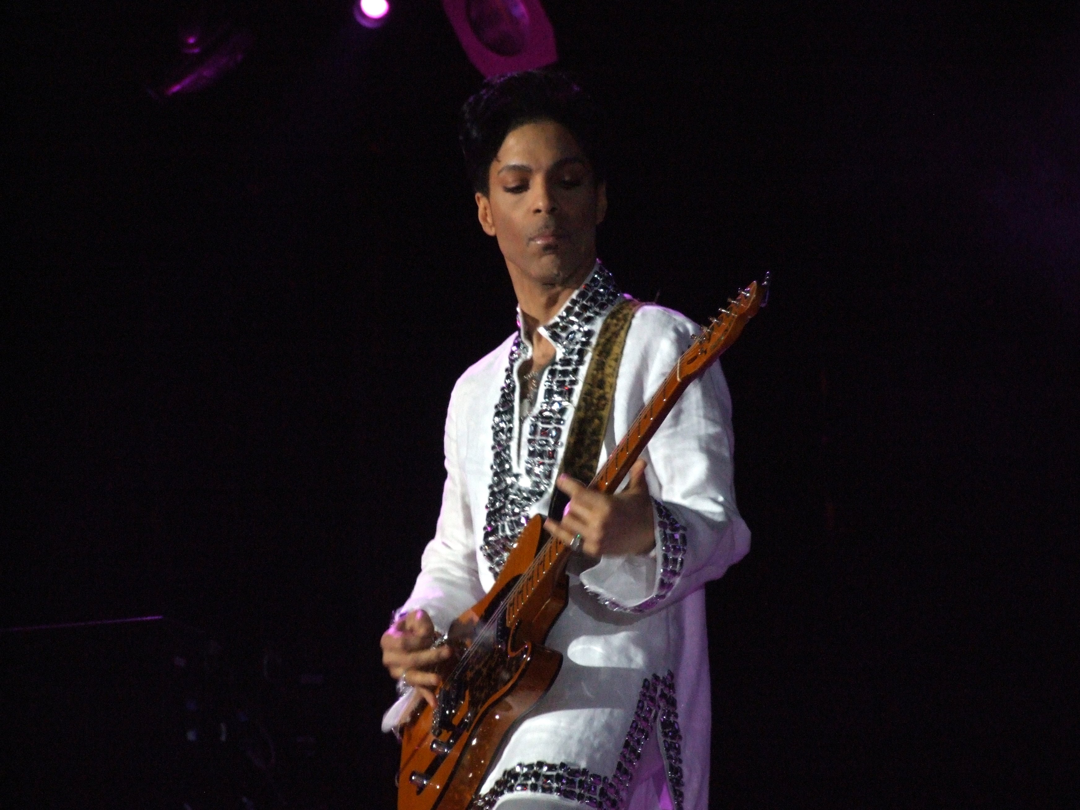 Photo of Il concerto di Prince a Torino e il mistero dei 12 tir scomparsi