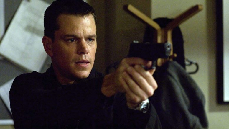 Matt Damon con una pistola in mano