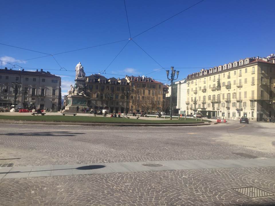 Torino, piazza Carlina ha un nuovo look con l'aiuola verde e le panchine