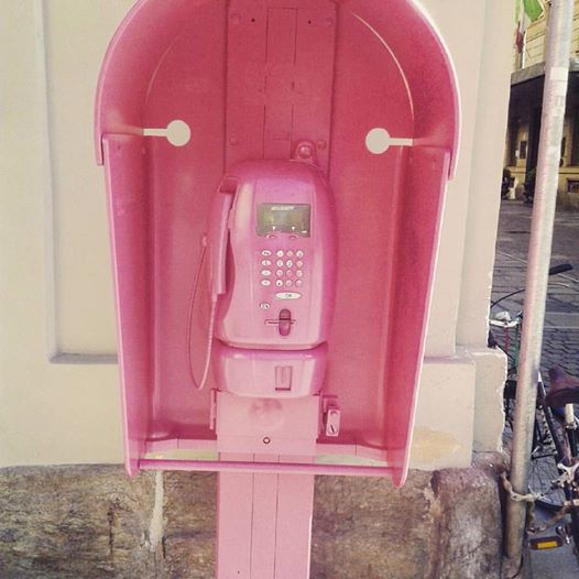 Torino, una cabina telefonica rosa in centro: i curiosi si chiedono il motivo