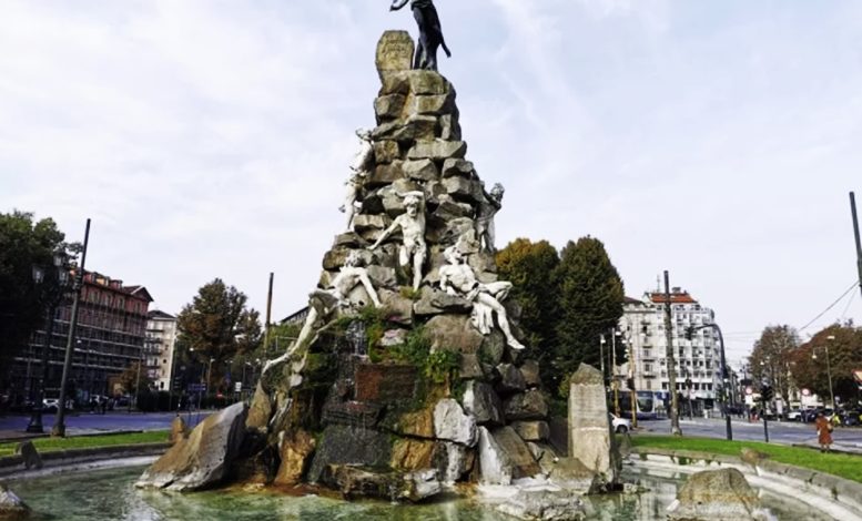 Monumento in piazza Statuto Torino