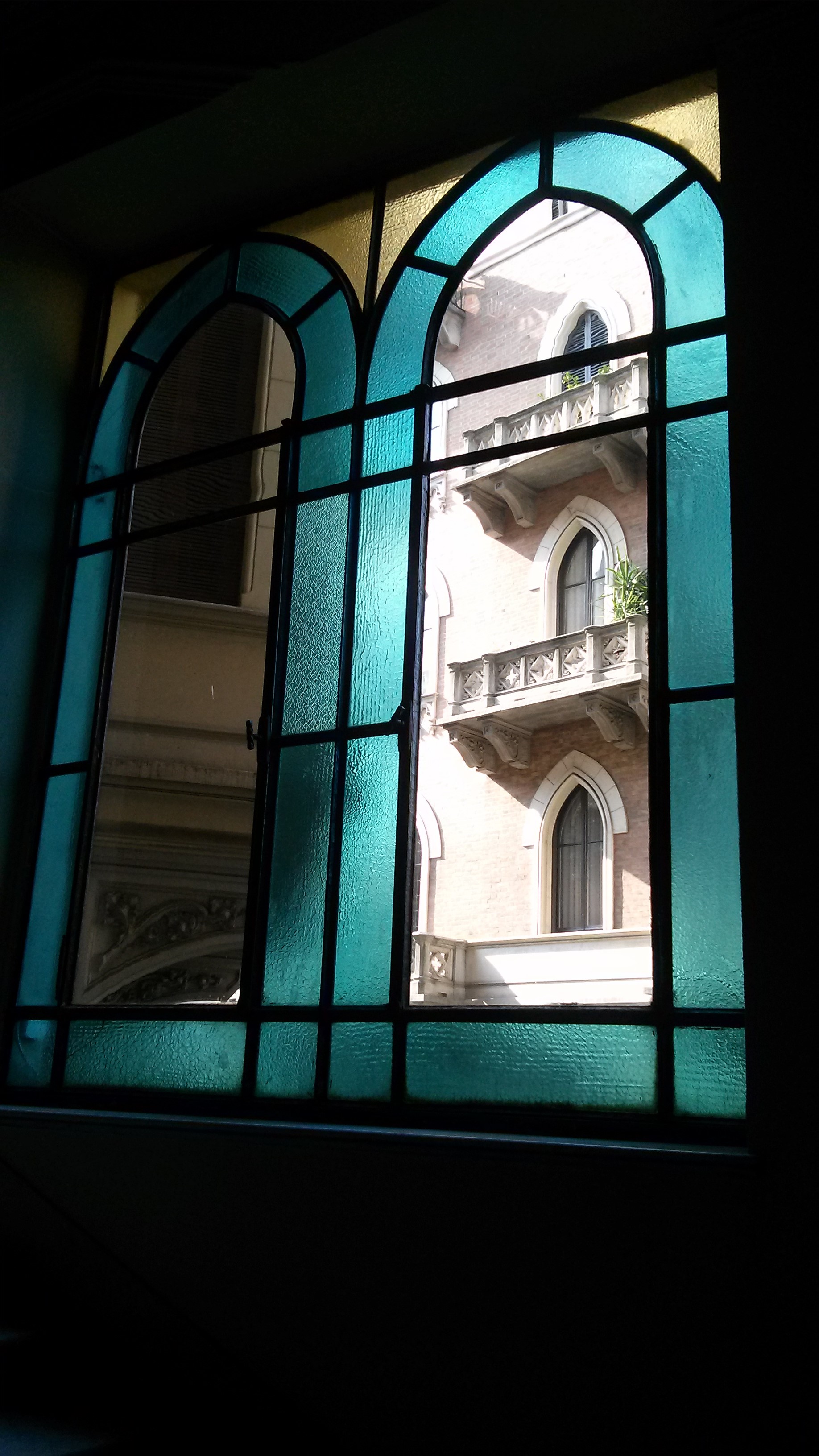 Le vetrate colorate dei portoni: un dettaglio nascosto, tutto torinese.
