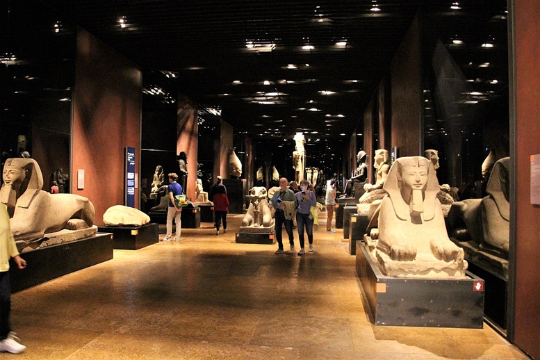 Visitatori all'interno del Museo Egizio Torino