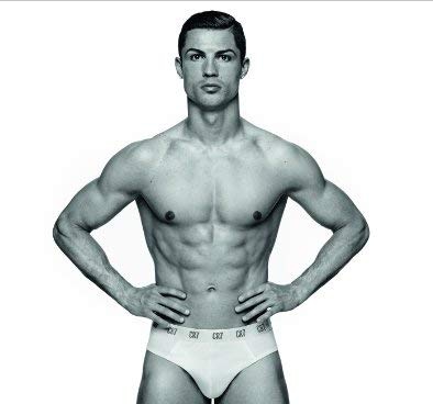 Photo of CR7 Underwear, a Torino e in Italia sbarca il marchio di Ronaldo: cartelli con il giocatore in mutande ovunque