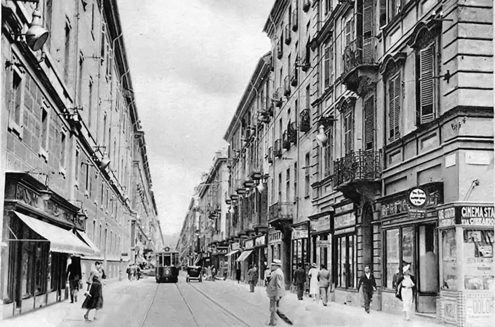 foto in bianco nero di via Garibaldi con passaggi tram