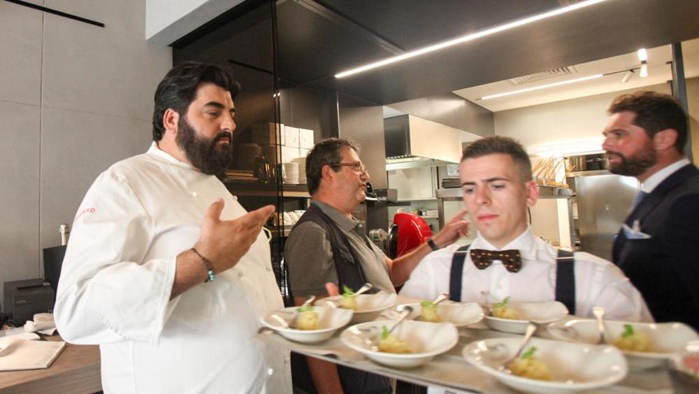 Photo of Lo chef Cannavacciuolo assume a Torino e in Piemonte per i suoi locali