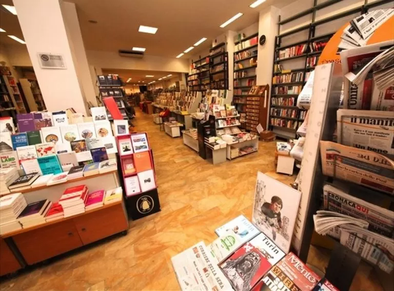 Libreria Comunardi di Torino, un crowdfunding per salvare la storica attività