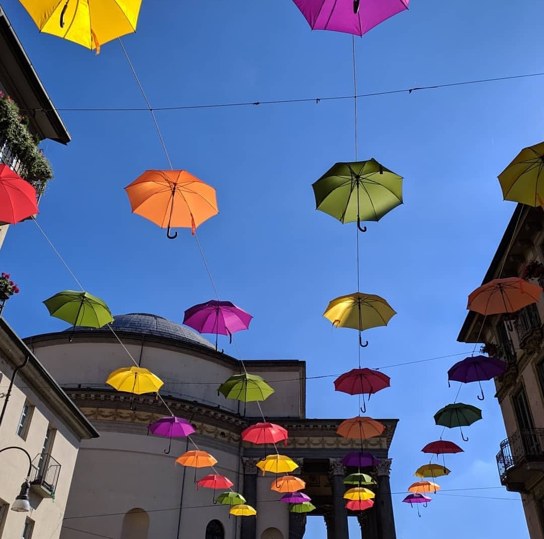 Torino, in via Monferrato arrivano 400 ombrelli colorati: un'installazione temporanea per rallegrare la strada pedonale