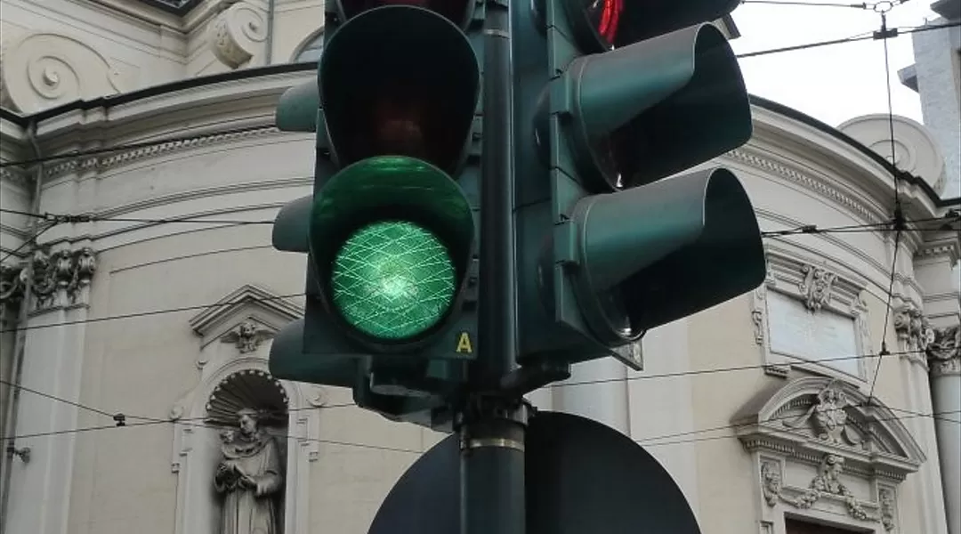 Arrivano a Torino i semafori intelligenti che aiutano ciechi e ipovedenti ad attraversare la strada