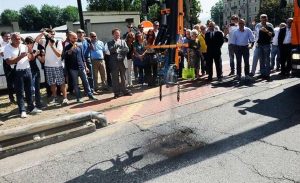 Torino, torna la macchina tappabuche: il macchinario sistemerà l'asfalto 