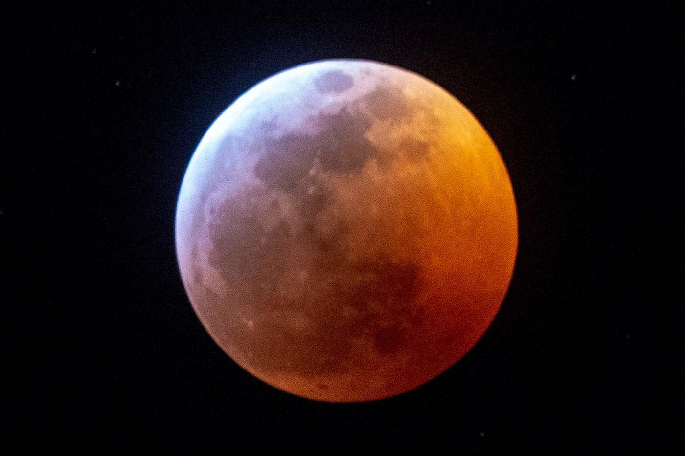 In arrivo l'eclissi lunare parziale, a Torino tanti posti stupendi per ammirare la Luna Rossa