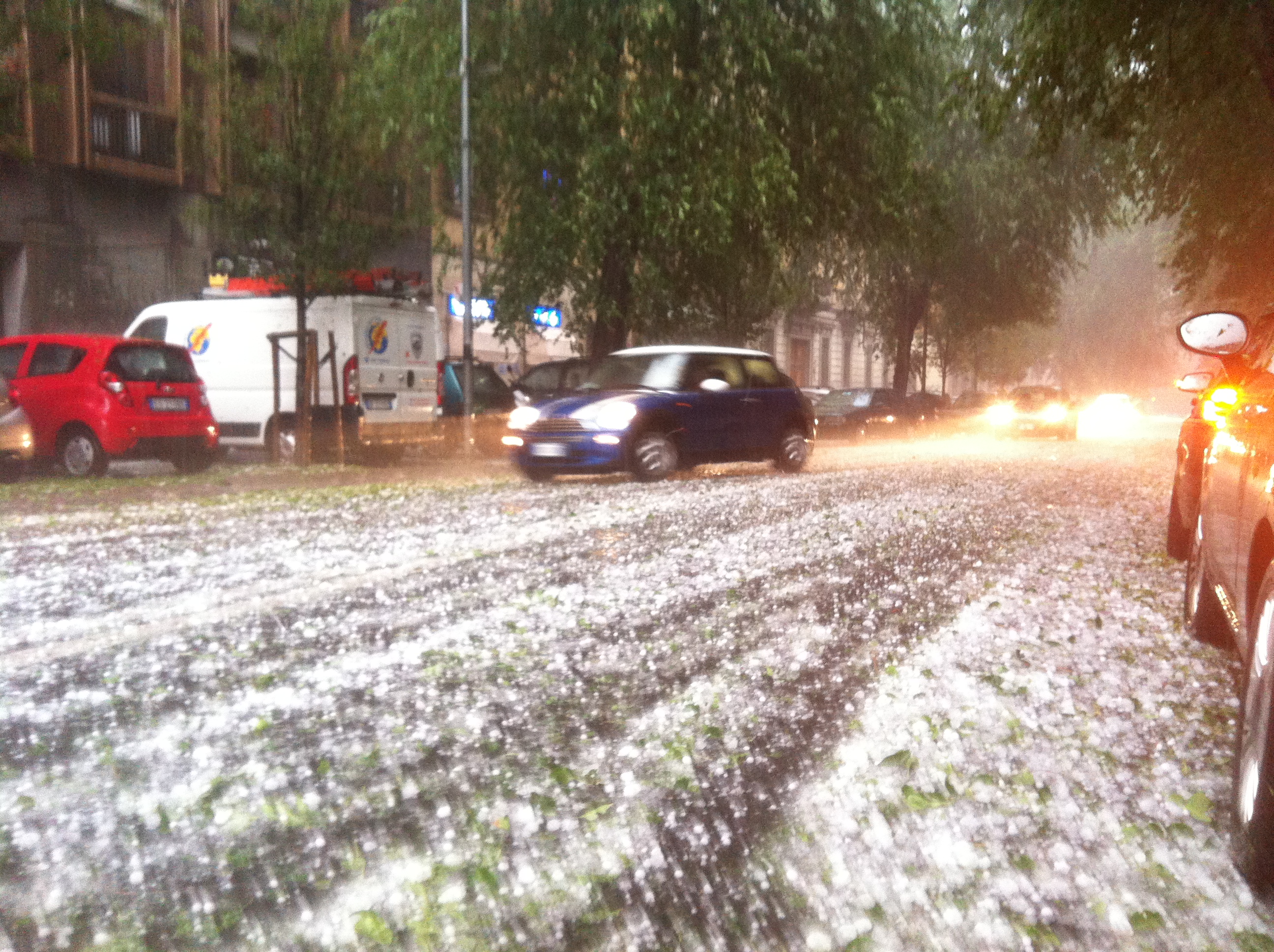 Photo of Nubifragio a Torino, violento temporale con grandine e vento forte si è abbattuto sulla città