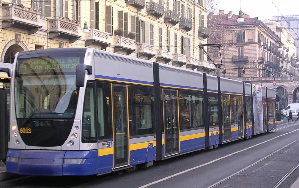 Gtt, a Torino più corsie riservate ai tram: spazio in meno per le auto private