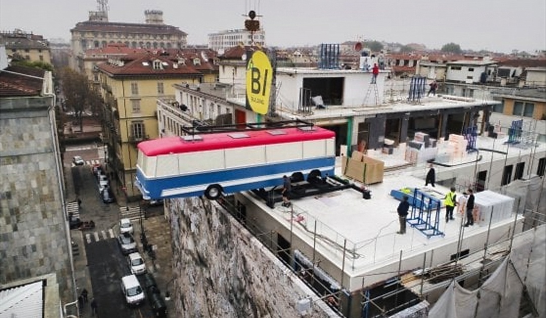 Bus in bilico su un palazzo a Torino: è un'installazione per Artissima
