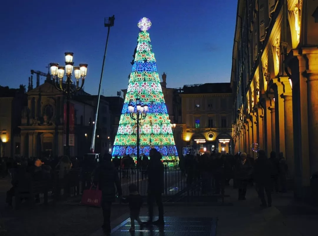 L’Albero di Natale di Torino si accende in piazza San Carlo: uno spettacolo straordinario nel Salotto della Città