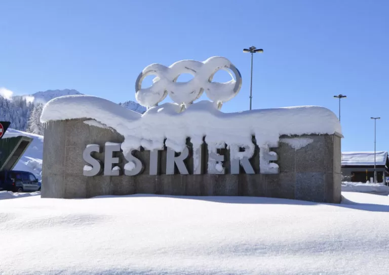 Oltre un metro di neve a Sestriere: si apre in anticipo la stagione sciistica