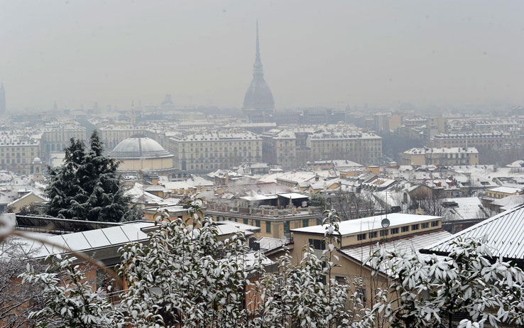 In Piemonte arriva l'inverno: neve a Torino, un metro sulle Alpi e fiocchi in città