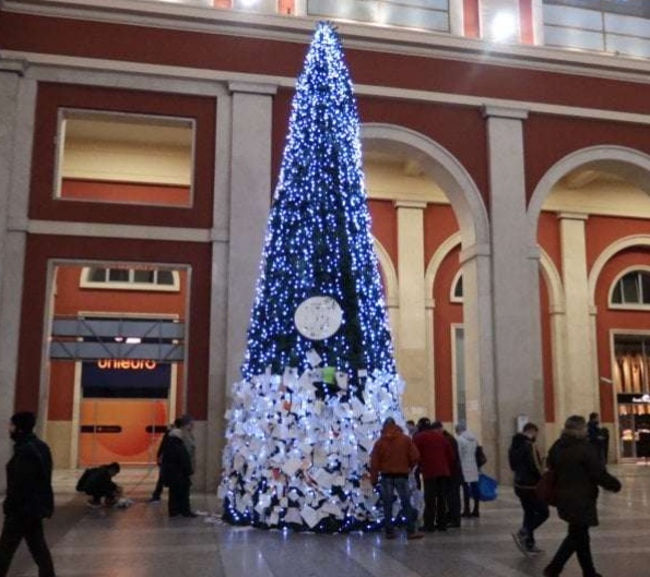 Torna l'Albero di Natale di Porta Nuova, quali sono i doni più richiesti da torinesi e viaggiatori?