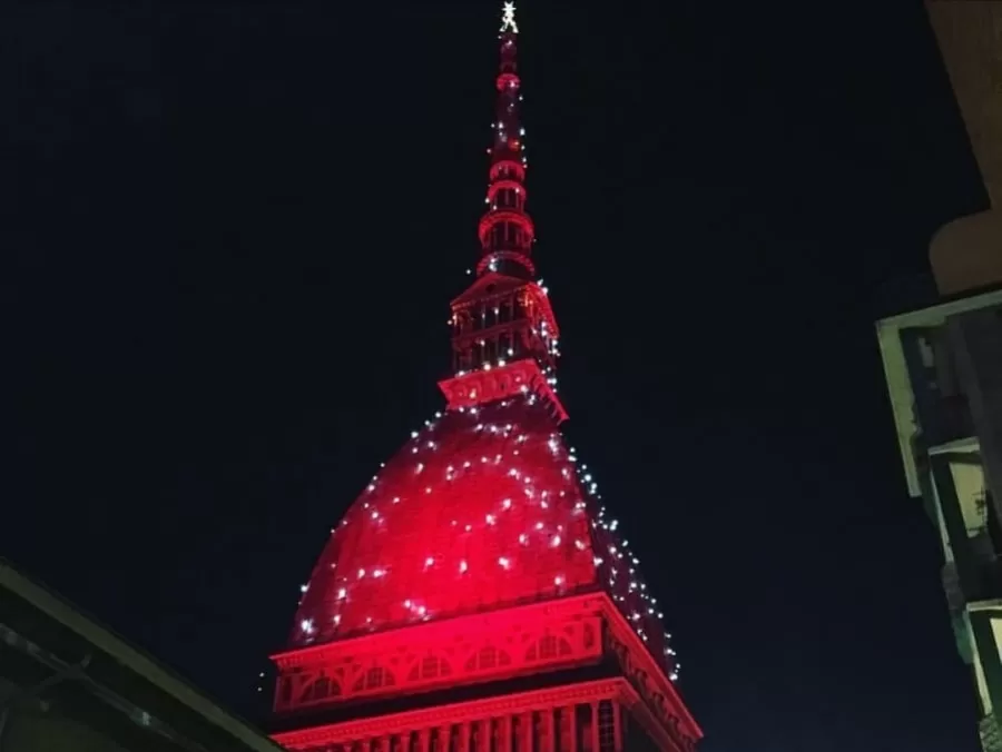 La Mole Antonelliana si illumina di rosso per Natale e per la Vigilia