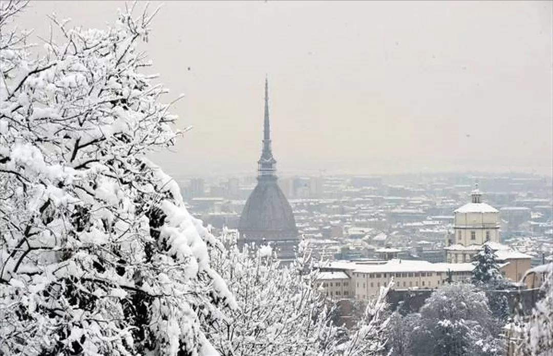 Meteo, a Torino arriva la neve: primi fiocchi in città