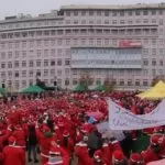 Grande successo per il Raduno dei Babbi Natale al Regina Margherita: la piazza gremita nonostante la pioggia